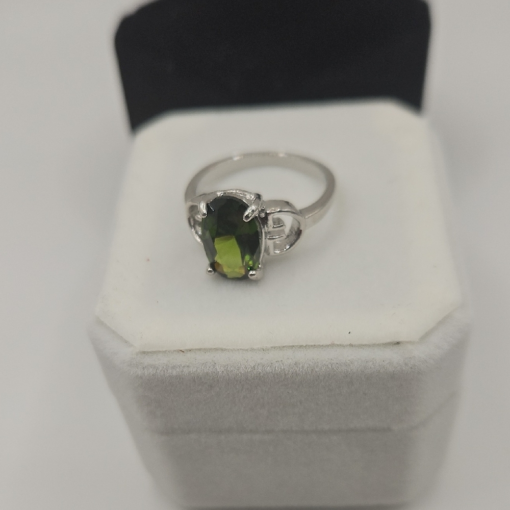 Source Unknown Silver Ring With Green Gemstone - image 3